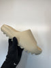 Laad en speel video af in Galerijviewer, Adidas Yeezy Slide Bone